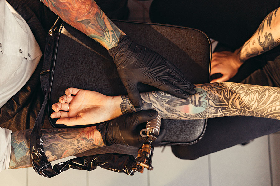 Struggling with your first tattoos? Discover the best tattoo machine for beginners!